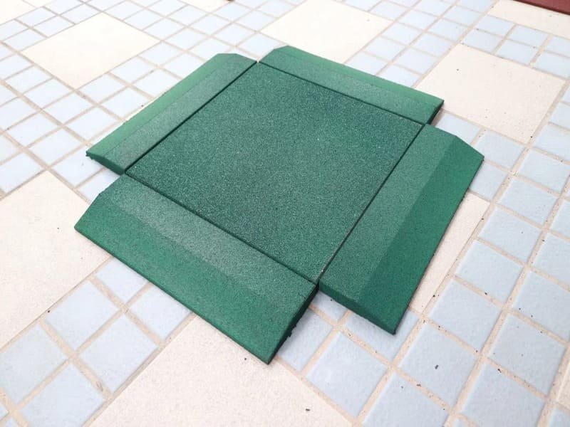 rubber tegels vs hout mulch close-up